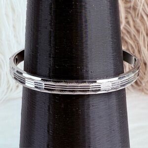 Vintage Silvertone diamond cut bangle bracelet